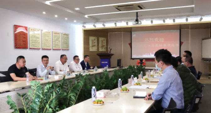 东莞市工信局与镇经发局领导莅临必一运动
参观指导